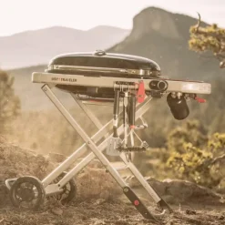 Barbecue à gaz en acier émaillé noir Weber Traveler - 110 x 58,4 x 94,5 cm