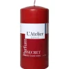 Bougie cylindrique taille L rouge parfum secret de grand-mère L’Atelier de Denis - Ø 6,8 x H 14.5 cm