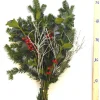 Bouquet de branchages et branches de houx et de sapin vert pour décoration de Noël
