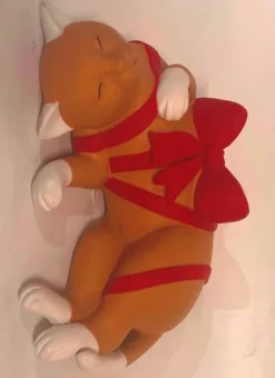 Chat en résine avec nœud rouge Luna