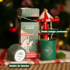 Cracker surprise bougie et bombe de douche senteur sapin My Jolie Candle Noël 2025 – 5,7 x 5,7 x 7 cm