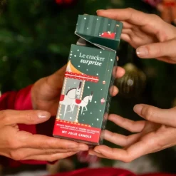 Cracker surprise bougie et bombe de douche senteur sapin My Jolie Candle Noël 2025 – 5,7 x 5,7 x 7 cm