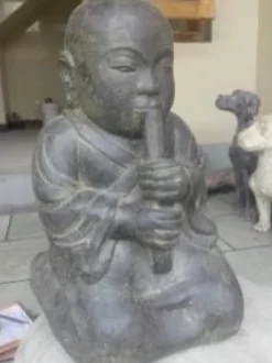 Décoration pour jardin aquatique coloris noir en pierre reconstituée moine qui joue de la flûte SEDA - 40 cm