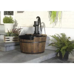 Fontaine tonneau newcastle en bois avec pompe à bras Ø 60 cm x H75 cm