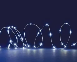 Guirlande lumineuse à 60 micro-LED blanc froid et câble argent sur piles - 6 m