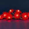 Guirlande lumineuse avec poinsettias rouges à 10 LED rouges et câble argent sur piles - 1,80 m