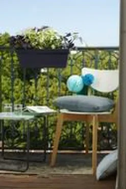 Jardinière en plastique anthracite avec soucoupe clipsée et support Eda Poetic Roméo – 49 x 28 x 19 cm