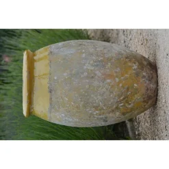 Jarre Biot olive patiné avec col émaillé jaune H 76 x Ø 50 cm