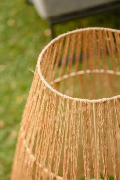 Lampadaire en fibres naturelles coloris marron Sisine