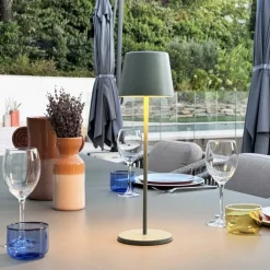 Lampe de table touch sans fil en aluminium vert Kelly Olive - Ø 10 x H 38 cm