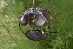 Mangeoire pour oiseau en métal recyclé avec toit fleur et mésange colorée Chouette&Co - 30 cm