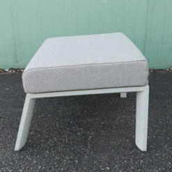 Pouf ottoman Kledi en aluminium, teinte pelican - BIZZOTTO Kledi