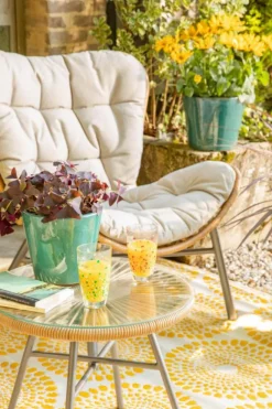 Salon de jardin en acier et résine tressée coloris noir et miel Hosta - 3 éléments (table basse et deux fauteuils)