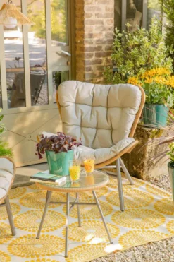 Salon de jardin en acier et résine tressée coloris noir et miel Hosta - 3 éléments (table basse et deux fauteuils)