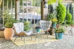 Salon de jardin en acier et résine tressée coloris noir et miel Hosta - 3 éléments (table basse et deux fauteuils)