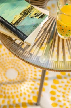 Salon de jardin en acier et résine tressée coloris noir et miel Hosta - 3 éléments (table basse et deux fauteuils)