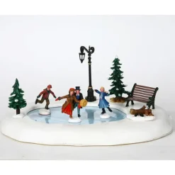 Scénette animée Village Caddington Lemax Patinage d’hiver – 28,8 x 20,5 x 13,3 cm