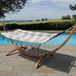 Set support et hamac EsKapade coloris rayé marine à franges bleues en bois et polypropylène Jobek Hamacs - 323 x 125 x 128 cm