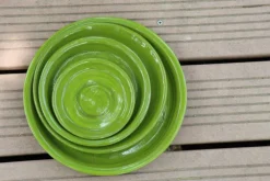 Soucoupe en terre cuite émaillée vert Forêt Les Poteries d’Albi - Ø 33 cm