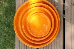 Soucoupe en terre cuite émaillée orange Savane Les Poteries d’Albi - Ø 36 cm