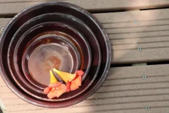 Soucoupe en terre cuite émaillée marron châtaigne Les Poteries d’Albi - Ø 41 cm