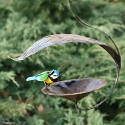 Suspension mangeoire avec grande feuille et mésange colorée en métal recyclé Chouette & Co - 39 cm