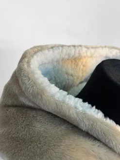 Sweatplaid grège en polyester avec poche Tender - 76 x 89 cm